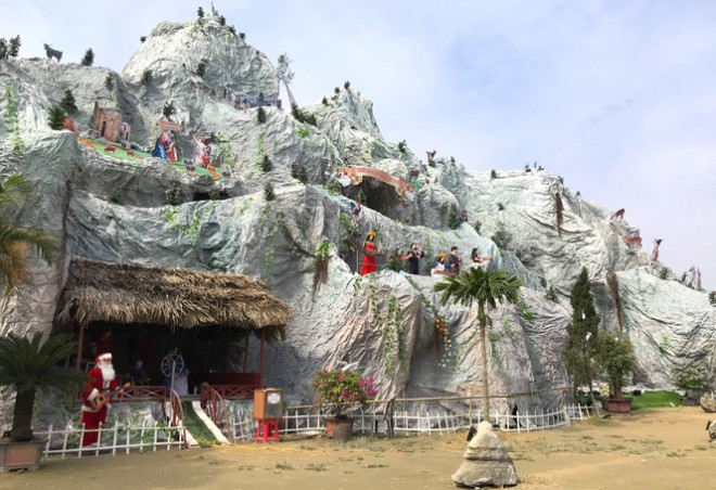 Lung linh hang đá Noel khổng lồ ở Nghệ An cao hơn tòa nhà 3 tầng - 2