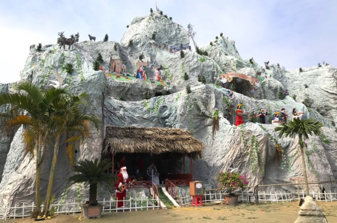 Lung linh hang đá Noel khổng lồ ở Nghệ An cao hơn tòa nhà 3 tầng - 4