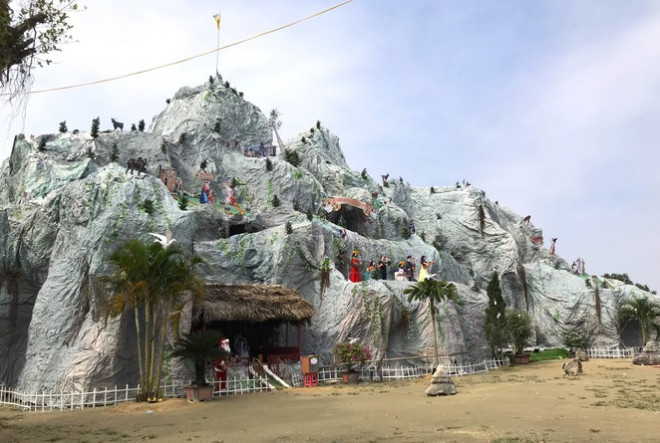 Lung linh hang đá Noel khổng lồ ở Nghệ An cao hơn tòa nhà 3 tầng - 7