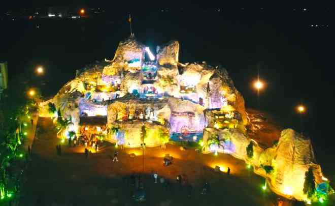 Lung linh hang đá Noel khổng lồ ở Nghệ An cao hơn tòa nhà 3 tầng - 3