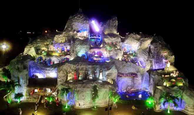 Lung linh hang đá Noel khổng lồ ở Nghệ An cao hơn tòa nhà 3 tầng - 8