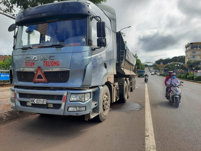 Dàn xe quá tải thi gan với CSGT suốt hơn 10 giờ - 3