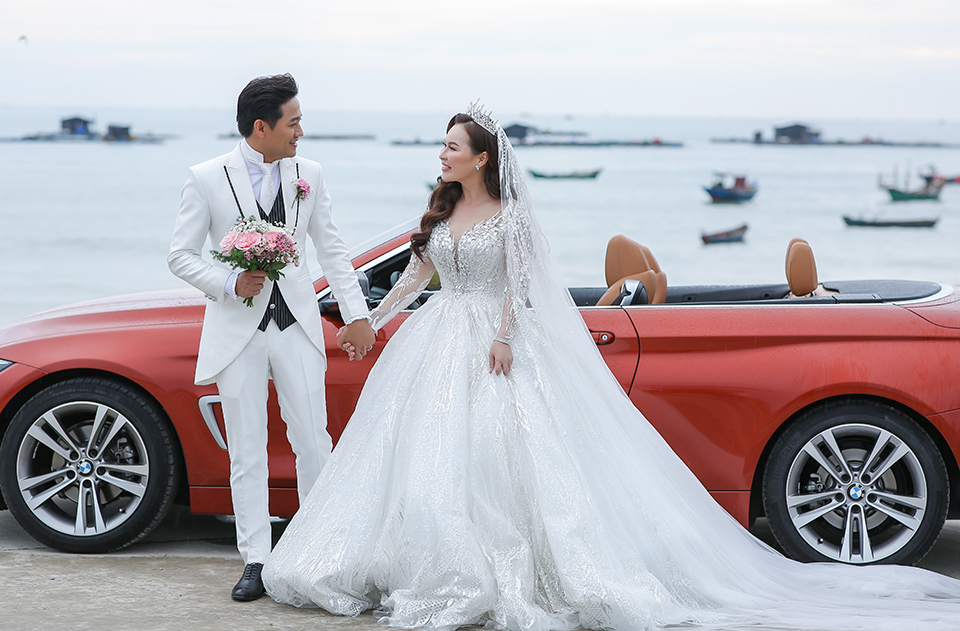 Quý Bình lái xe sang, làm hành động bất ngờ với vợ doanh nhân trong tiệc cưới ở Phú Quốc - 9