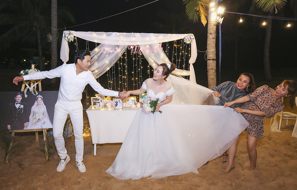Quý Bình lái xe sang, làm hành động bất ngờ với vợ doanh nhân trong tiệc cưới ở Phú Quốc - 11