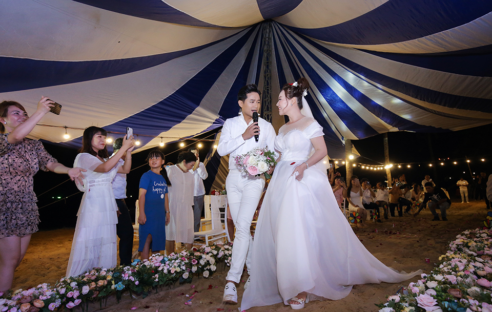 Quý Bình lái xe sang, làm hành động bất ngờ với vợ doanh nhân trong tiệc cưới ở Phú Quốc - 12