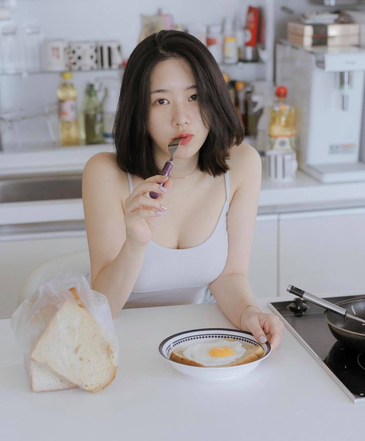 2 người mẫu tạp chí đàn ông Maxim có sách ảnh bán chạy nhất mùa lễ hội cuối năm - 4