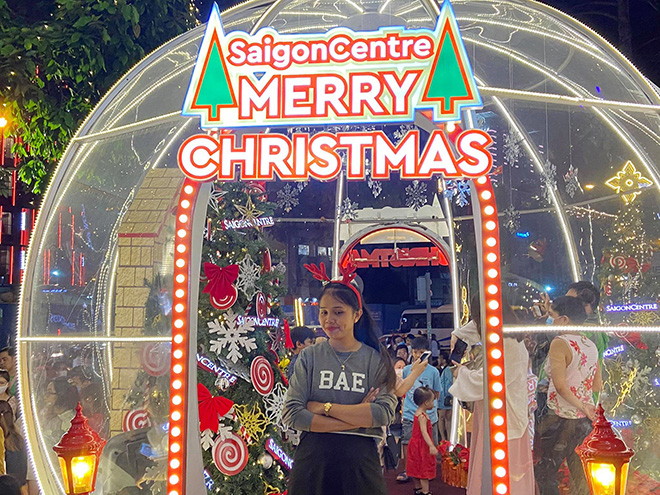 Dân ùn ùn đổ xuống đường chơi Noel, trung tâm Sài Gòn “tê liệt” - 10