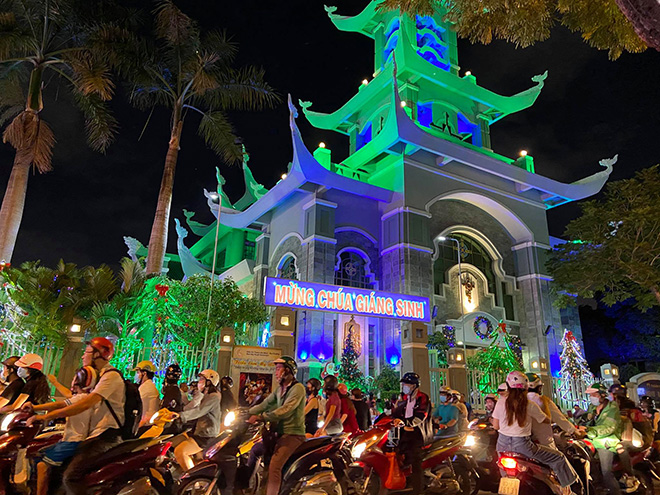 Dân ùn ùn đổ xuống đường chơi Noel, trung tâm Sài Gòn “tê liệt” - 11