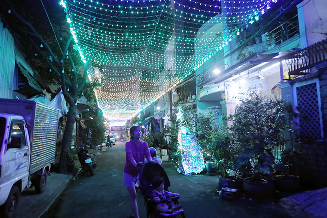 Dân ùn ùn đổ xuống đường chơi Noel, trung tâm Sài Gòn “tê liệt” - 12