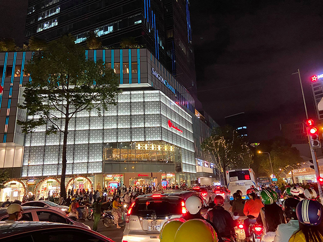 Dân ùn ùn đổ xuống đường chơi Noel, trung tâm Sài Gòn “tê liệt” - 2