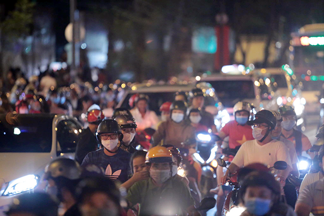 Dân ùn ùn đổ xuống đường chơi Noel, trung tâm Sài Gòn “tê liệt” - 3