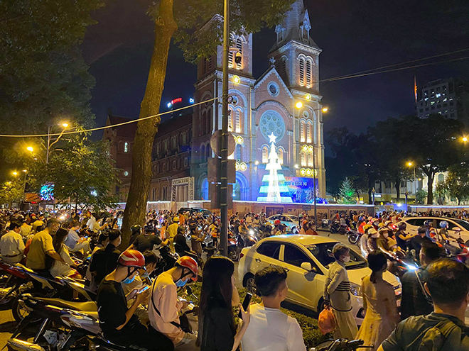 Dân ùn ùn đổ xuống đường chơi Noel, trung tâm Sài Gòn “tê liệt” - 4