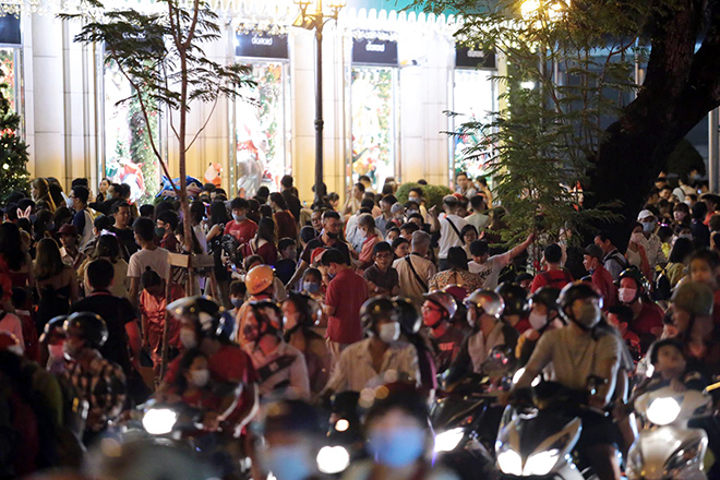 Dân ùn ùn đổ xuống đường chơi Noel, trung tâm Sài Gòn “tê liệt” - 5