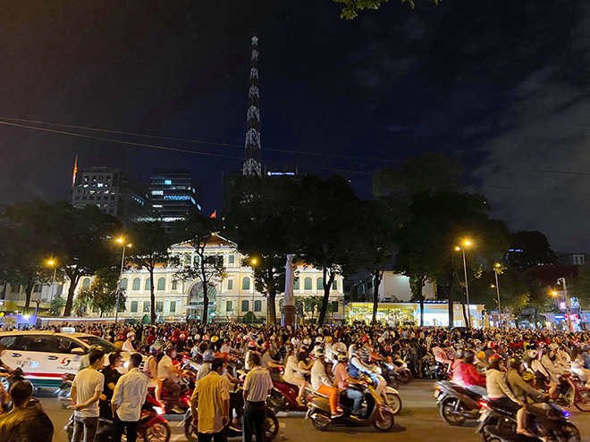 Dân ùn ùn đổ xuống đường chơi Noel, trung tâm Sài Gòn “tê liệt” - 6
