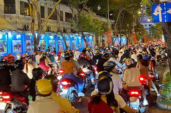 Dân ùn ùn đổ xuống đường chơi Noel, trung tâm Sài Gòn “tê liệt” - 7