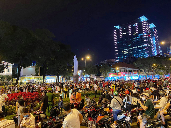 Dân ùn ùn đổ xuống đường chơi Noel, trung tâm Sài Gòn “tê liệt” - 8