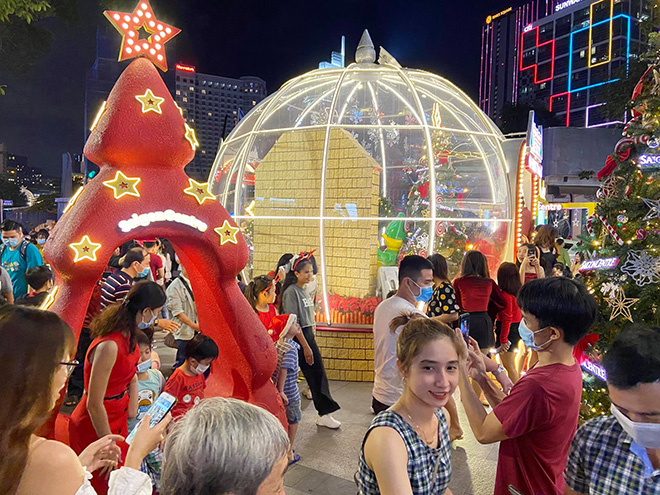 Dân ùn ùn đổ xuống đường chơi Noel, trung tâm Sài Gòn “tê liệt” - 9