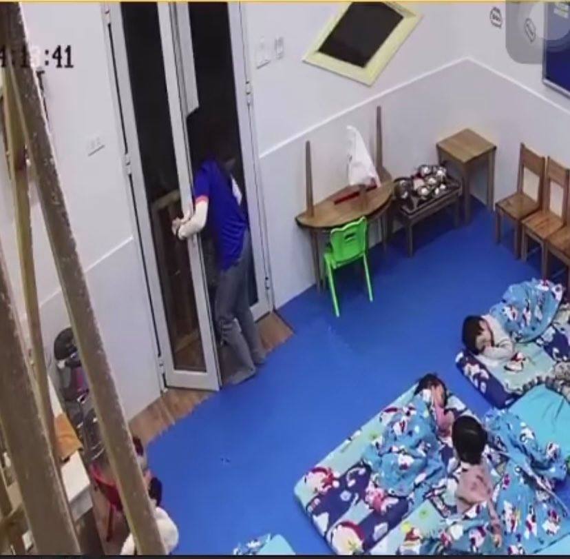 Hà Nội: Cô giáo giật chăn, nhốt trẻ 3 tuổi ngoài cửa trong thời tiết gió rét - 2