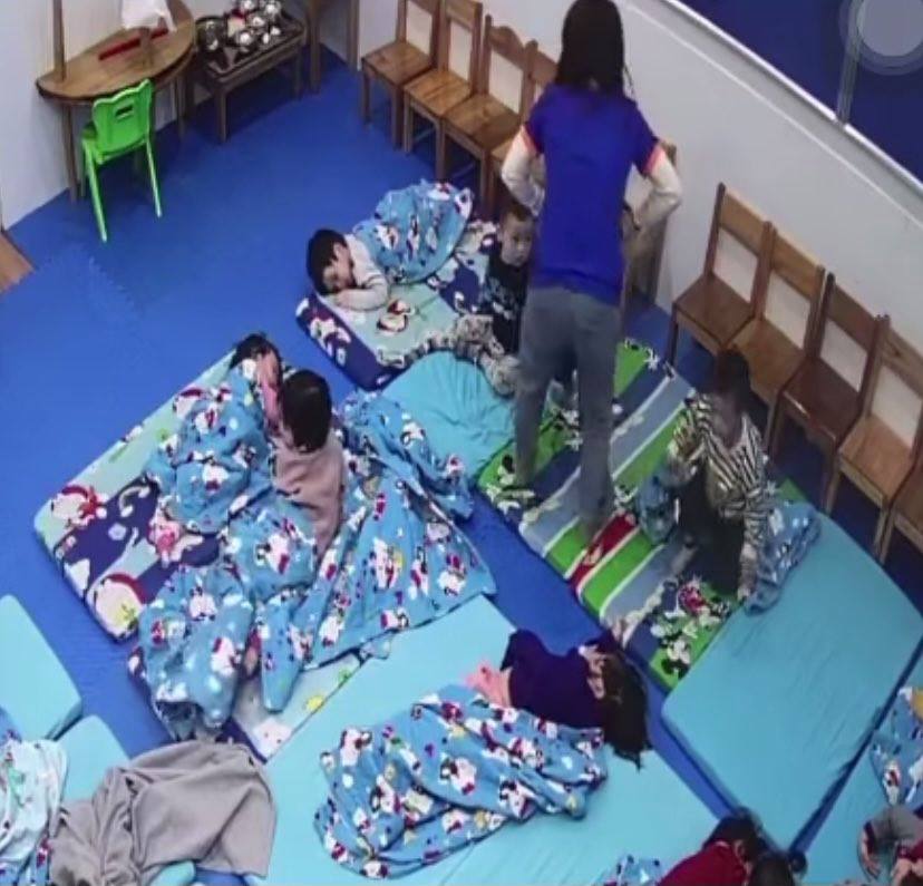 Tin tức 24h qua: Nhặt được bao tiền, tài xế GrabBike và khách mang đến công an tìm người đánh rơi - 4