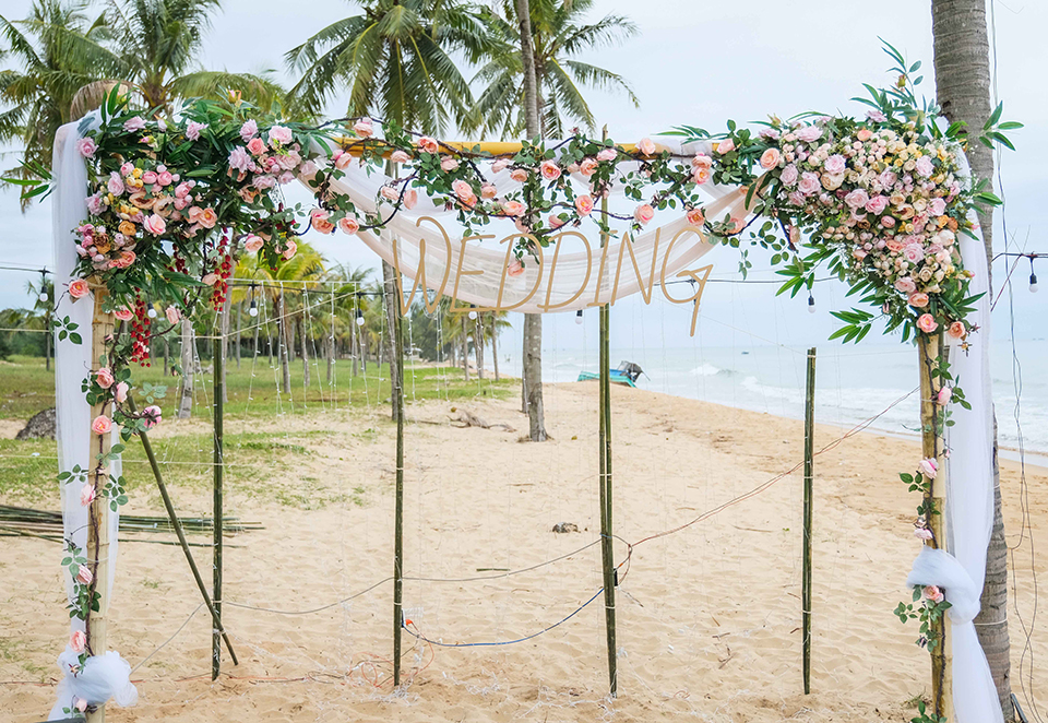 Quý Bình lái xe sang, làm hành động bất ngờ với vợ doanh nhân trong tiệc cưới ở Phú Quốc - 4