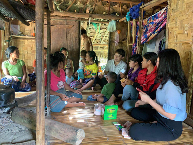 Chuyện sinh đẻ ở nơi người dân còn lấy bao cao su cho con thổi bóng, thuốc tránh thai cho... gà ăn! - 1