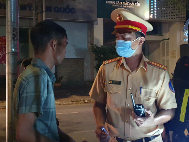 Cái kết của 3 thanh niên "tống ba" trên xe máy, trêu chọc CSGT Đội Bàn Cờ - 3