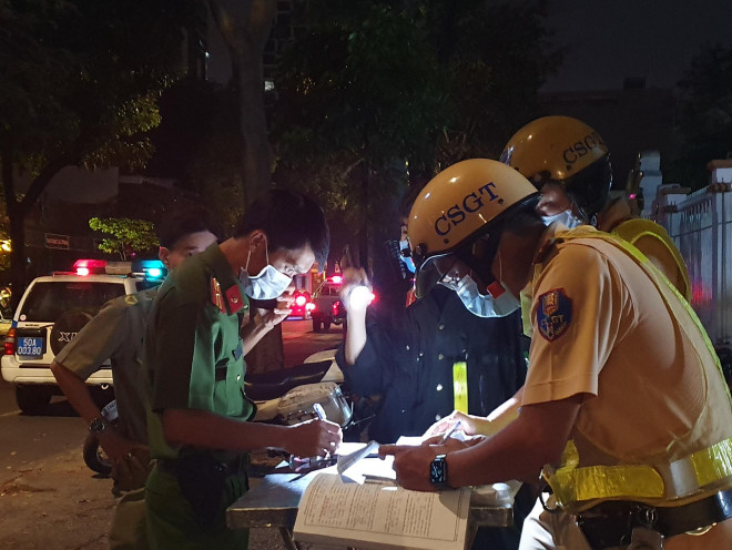 Cái kết của 3 thanh niên "tống ba" trên xe máy, trêu chọc CSGT Đội Bàn Cờ - 2