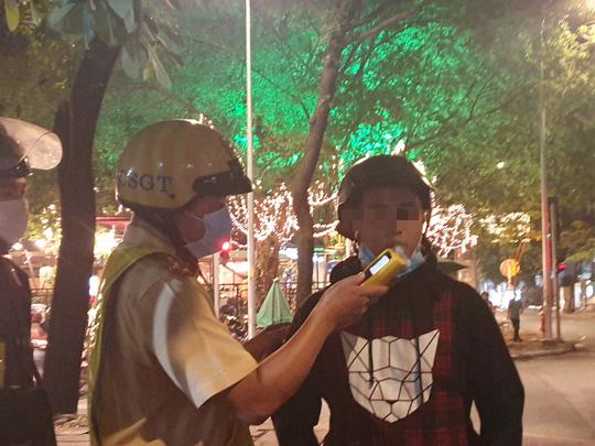 Cái kết của 3 thanh niên "tống ba" trên xe máy, trêu chọc CSGT Đội Bàn Cờ - 4