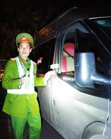 Triệu tập tài xế cố thủ trong xe khách để livestream, chống đối công an - 3