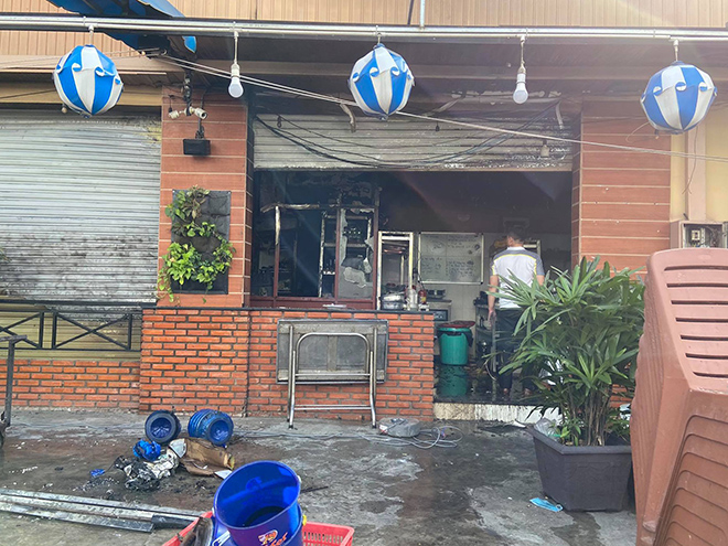 Sau tiếng nổ, quán ăn ở Sài Gòn bốc cháy - 1