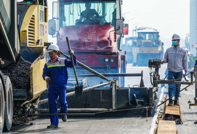 CLIP: Cận cảnh công nhân gấp rút sửa cầu Thăng Long chi phí 269 tỉ đồng - 4