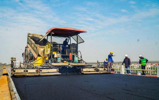 CLIP: Cận cảnh công nhân gấp rút sửa cầu Thăng Long chi phí 269 tỉ đồng - 10