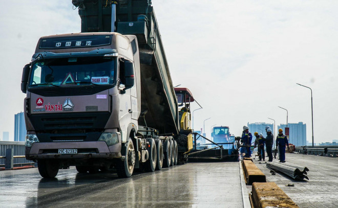 CLIP: Cận cảnh công nhân gấp rút sửa cầu Thăng Long chi phí 269 tỉ đồng - 12