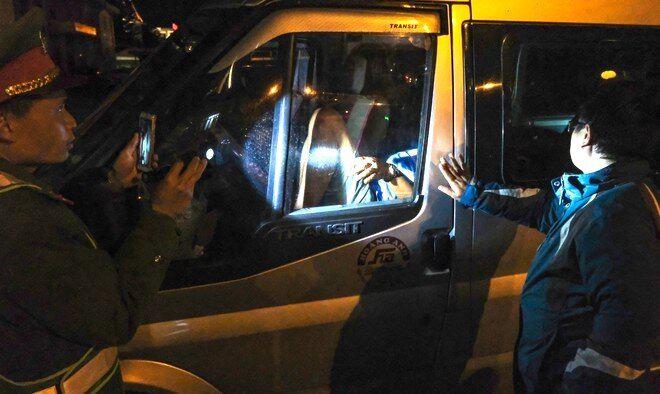 Tài xế cố thủ trong xe chống đối CSGT Đà Lạt nói "do có chuyện không vui" - 2