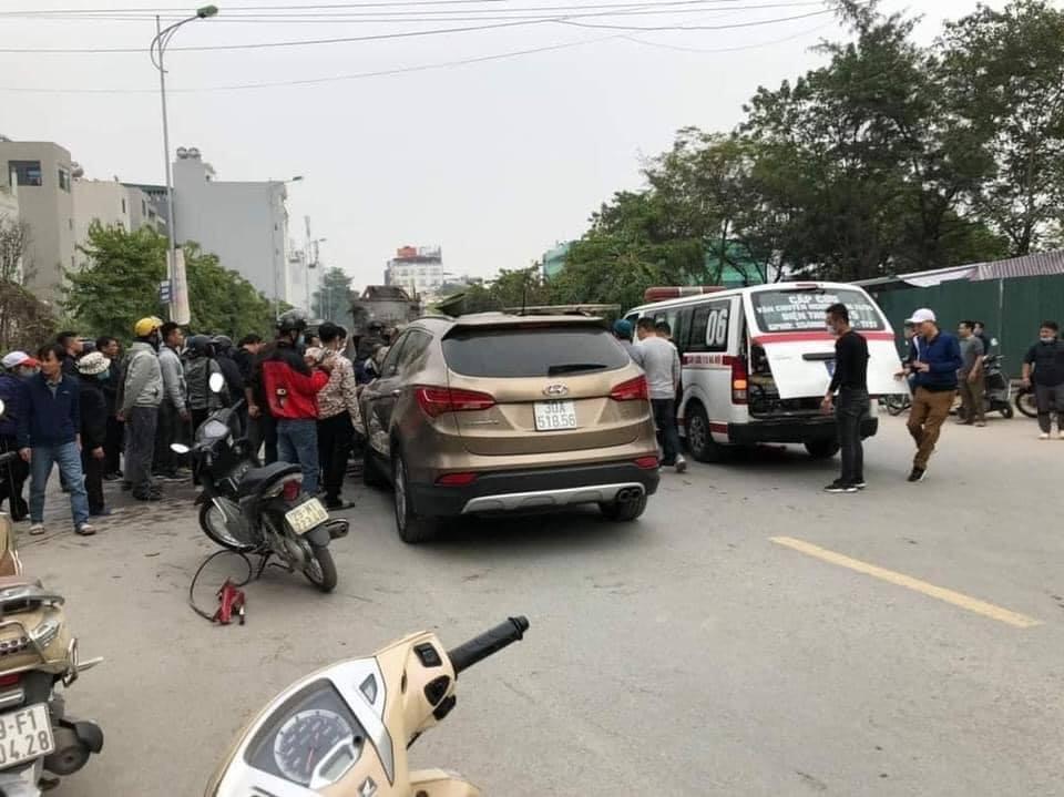 Kinh hoàng: Xe ô tô con lấn làn đâm trực diện vào xe ba bánh, tài xế bị thương nặng - 1
