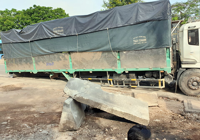 Xe tải “rụng bánh” sau TNGT ở Sài Gòn, kẹt xe kinh hoàng hơn 5km - 2