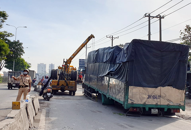 Xe tải “rụng bánh” sau TNGT ở Sài Gòn, kẹt xe kinh hoàng hơn 5km - 3