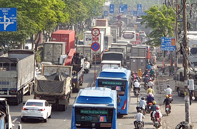 Xe tải “rụng bánh” sau TNGT ở Sài Gòn, kẹt xe kinh hoàng hơn 5km - 5