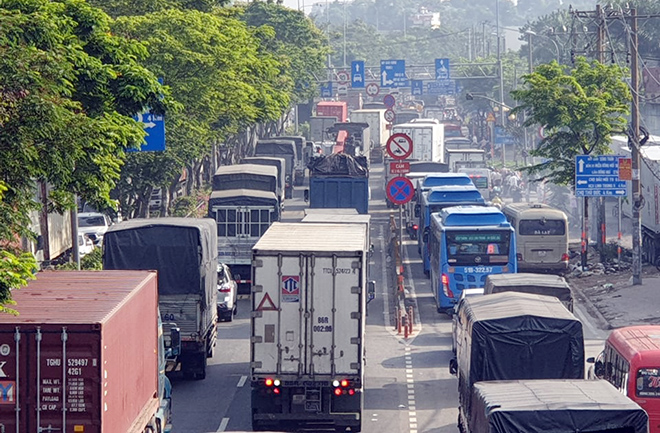 Xe tải “rụng bánh” sau TNGT ở Sài Gòn, kẹt xe kinh hoàng hơn 5km - 6