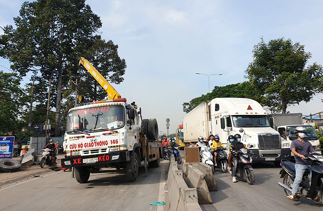 Xe tải “rụng bánh” sau TNGT ở Sài Gòn, kẹt xe kinh hoàng hơn 5km - 7
