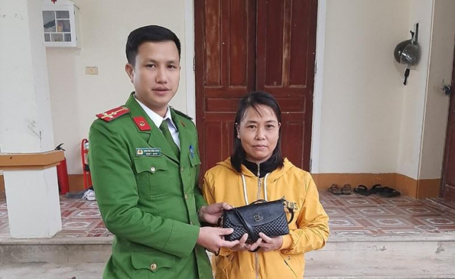 Công an tìm được túi tiền của người phụ nữ treo nhầm xe máy - 1