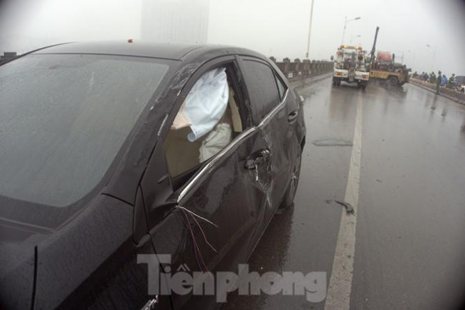 Cầu Vĩnh Tuy 'thất thủ' vì xế hộp lật ngửa giữa đường - 3