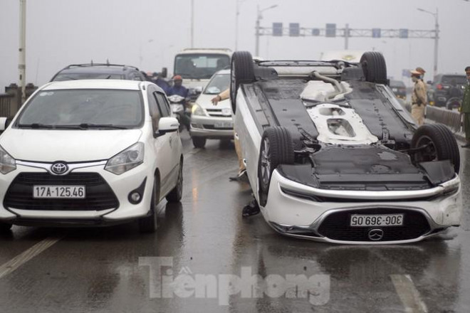 Cầu Vĩnh Tuy 'thất thủ' vì xế hộp lật ngửa giữa đường - 4