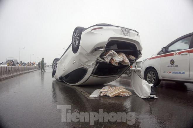 Cầu Vĩnh Tuy 'thất thủ' vì xế hộp lật ngửa giữa đường - 5