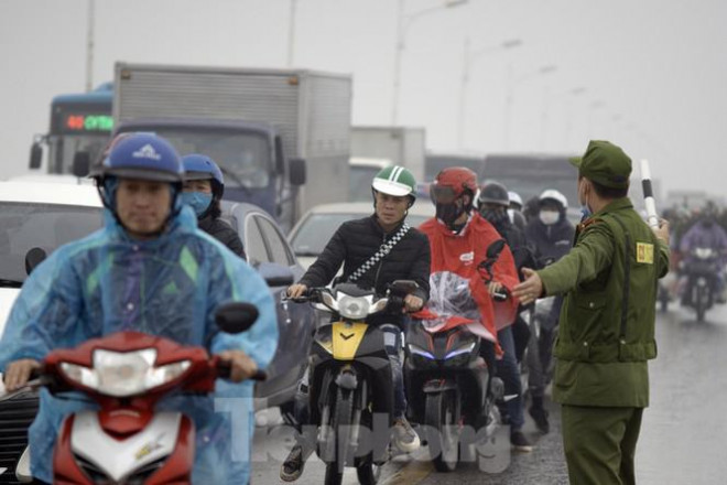 Cầu Vĩnh Tuy 'thất thủ' vì xế hộp lật ngửa giữa đường - 8