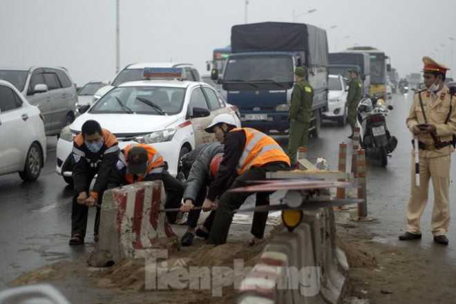 Cầu Vĩnh Tuy 'thất thủ' vì xế hộp lật ngửa giữa đường - 6