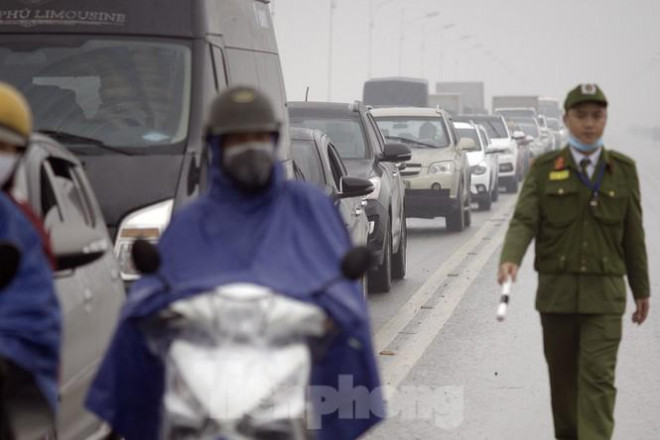 Cầu Vĩnh Tuy 'thất thủ' vì xế hộp lật ngửa giữa đường - 12