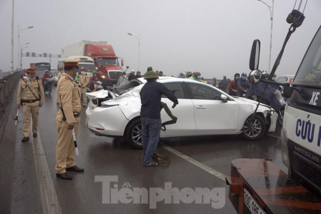 Cầu Vĩnh Tuy 'thất thủ' vì xế hộp lật ngửa giữa đường - 11