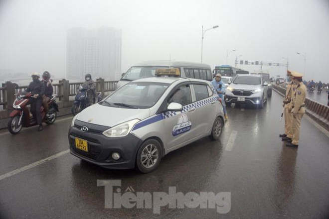 Cầu Vĩnh Tuy 'thất thủ' vì xế hộp lật ngửa giữa đường - 10