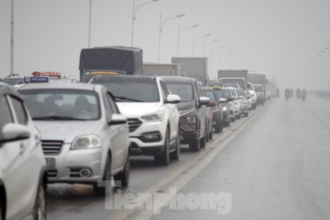 Cầu Vĩnh Tuy 'thất thủ' vì xế hộp lật ngửa giữa đường - 13